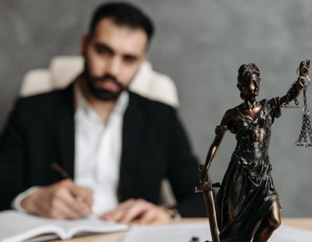 Como um advogado pode ajudar na regularização da documentação de um imóvel