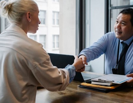 Como um advogado imobiliário pode ajudar na análise de contratos?