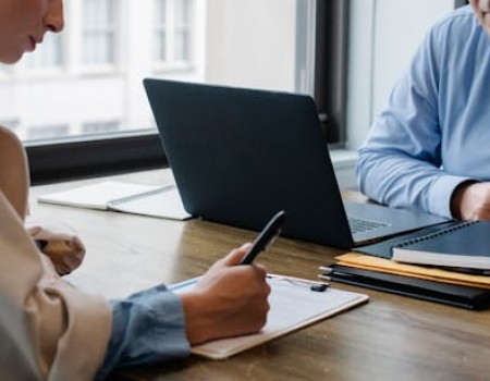 A importância de revisar o contrato de compra de imóvel com um advogado