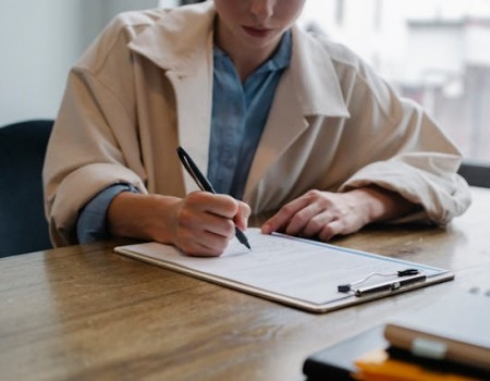 Como fazer a revisão de um contrato de serviços de marketing industrial?