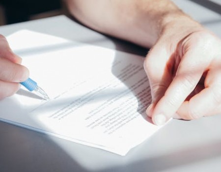 Como negociar os termos do contrato de aluguel de um apartamento?