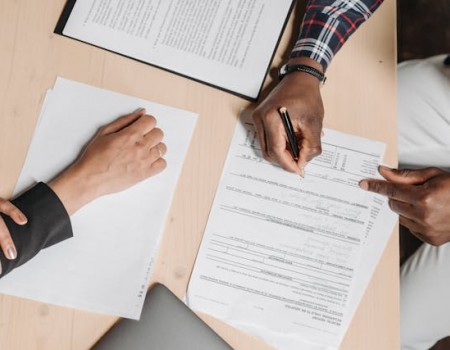 Como negociar os termos do contrato fornecimento de equipamentos e acessórios industriais?