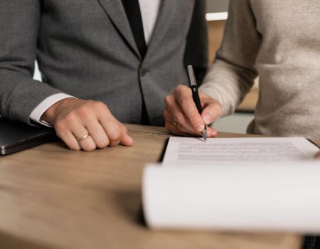 Como fazer um contrato de compra e venda junto a uma imobiliária?